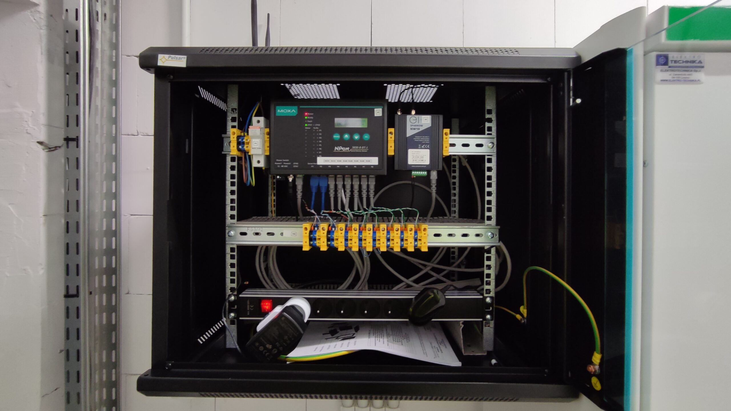 Montaż szafki koncentratora danych zdalnego odczytu liczników energii elektrycznej – Koszalin